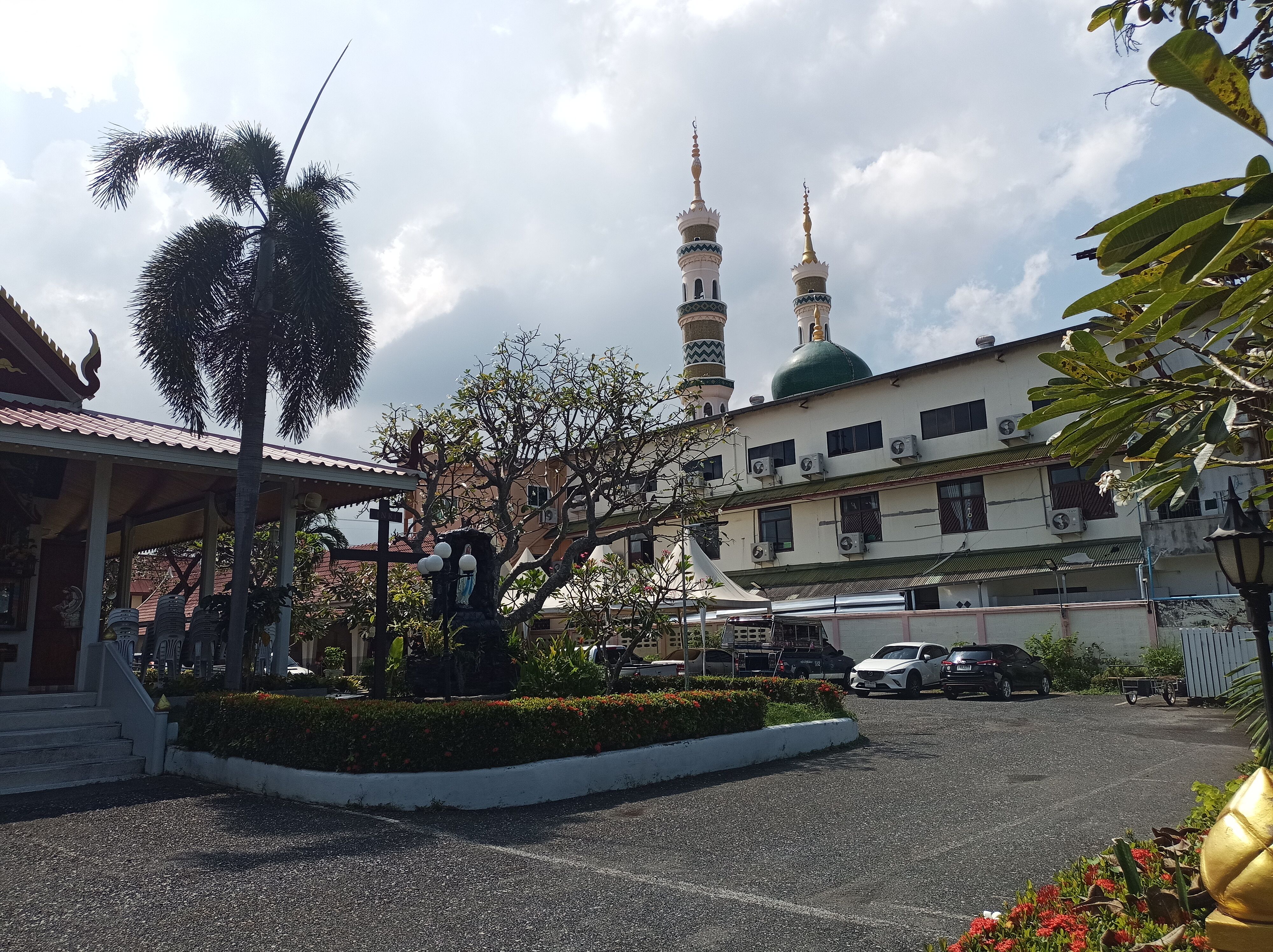Moschee neben der Kirche
