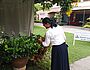 Sr. Piyachat freut sich an den Blumen im Center
