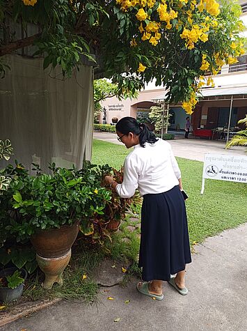 Sr. Piyachat freut sich an den Blumen im Center