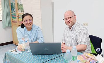 Sr. Piyachat und Jörg Stein 