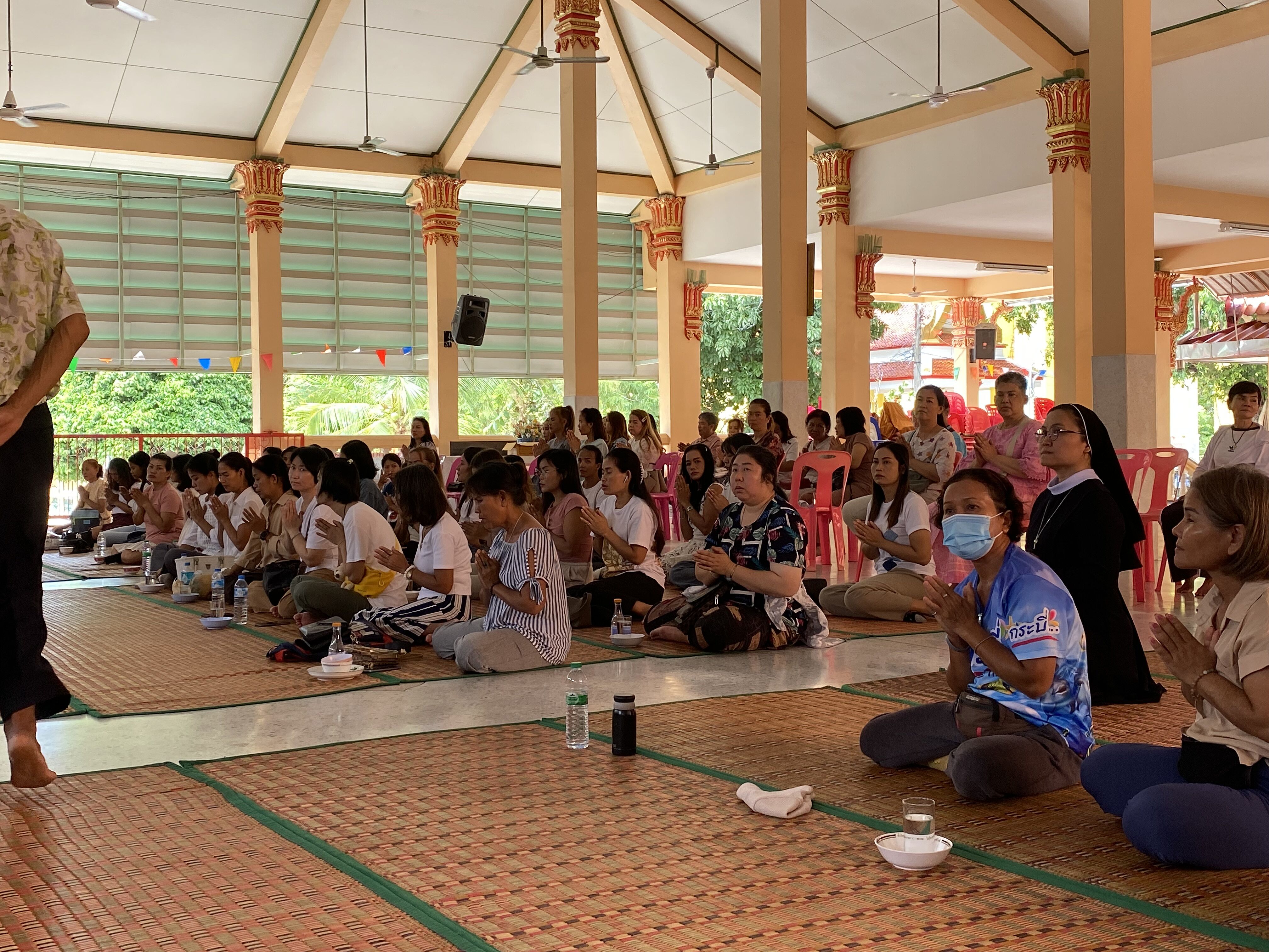 Das Women's Center besucht einen buddhistischen Tempel