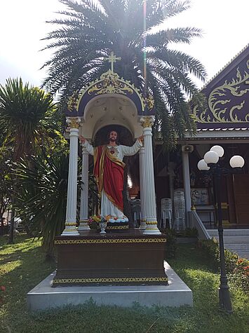 Jesus-Statue vor der Kirche St. Nikolaus